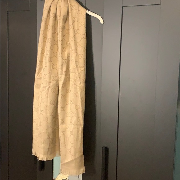 Gucci Shimmery Gold Reversible Wide Scarf - Picture 4 of 4